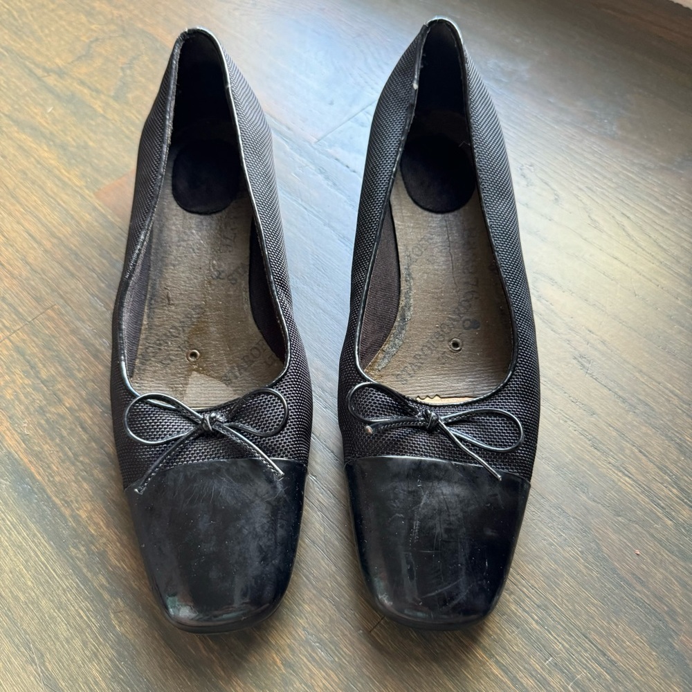 Black dress shoe with kitten heel and black bow sz 8